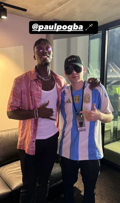 Bizarrap se tomó una foto con el futbolista Paul Pogba en el partido del Inter Miami donde fue fotografiado sin lentes ni gorra