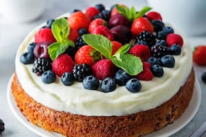Bizcochuelo con frosting y frutas de estación