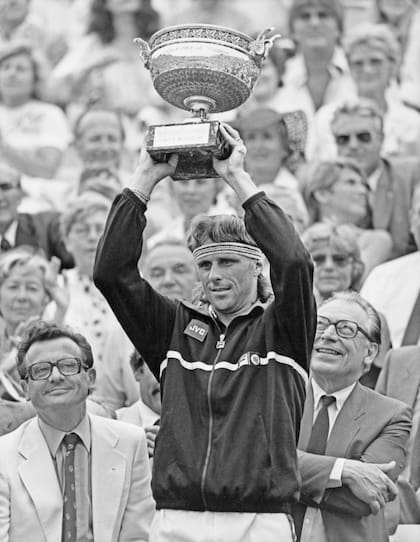 Bjorn Borg celebrando con la Copa de los Mosqueteros de Roland Garros, tras ganar la final ante Ivan Lendl en 1981