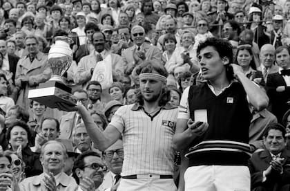 Bjorn Borg con el trofeo de Roland Garros 1979, tras vencer al paraguayo Víctor Pecci 