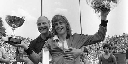 Björn Borg festeja su primer Roland Garros, en 1974, junto con su coach, Bergelin