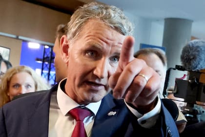 Björn Höcke, principal candidato de la ultraderechista Alternativa para Alemania en el estado de Turingia, señala con el dedo mientras camina por el parlamento estatal, el domingo 1 de septiembre de 2024, en Erfurt, Alemania. (Bodo Schackow/dpa vía AP)