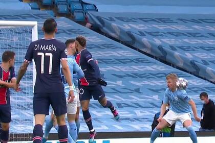 Björn Kuipers había cobrado penal para PSG, pero revisó la jugada en el VAR y notó que la pelota dio en un hombro de Oleksandr Zinchenko.