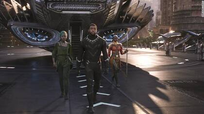 Letitia Wright, Chadwick Boseman y Danai Gurira en Wakanda, la nación africana ficticia donde transcurre Pantera Negra, que se oculta del mundo para no exponer sus avances tecnológicos