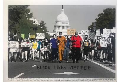 Black Lives Matter, Washington, 2020. Foto blanco y negro de archivo © Tassos Katopodis, Getty Images 2020, intervenida con textos de Marcelo Brodsky