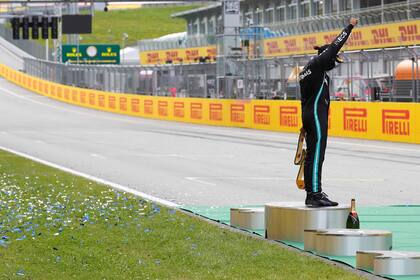 Black Power: el puño derecho en alto de Lewis Hamilton, un simbolo de la protesta del británico; el piloto es un miembro activo del movimiento Black Lives Matter