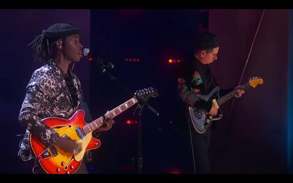 Black Pumas tocando "Colors" en la última entrega de los premios Grammy. Fuente: YouTube