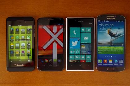 BlackBerry Z10 (pantalla de 4,2 pulgadas); Motorola Moto X (pantalla de 4,7), Nokia Lumia 720 (pantalla de 4,3), Samsung Galaxy S4 (pantalla de 5 pulgadas)