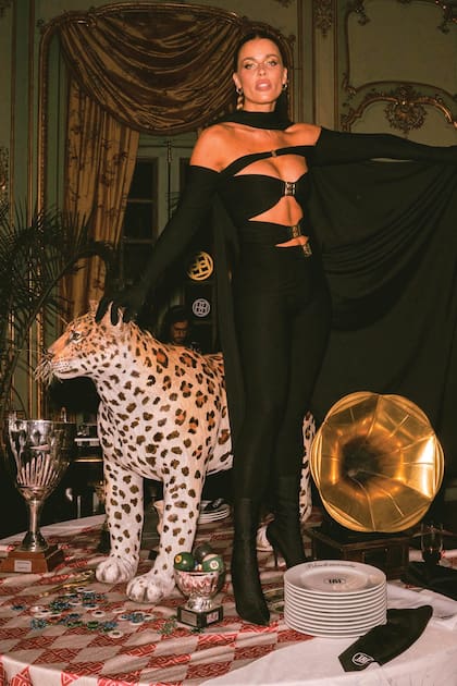 Blackmamba organizó una fiesta en la Mansión del Four Seasons para los amigos de la marca, como la influencer Guti Marzari, que protagonizó una producción fotográfica en vivo.