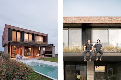 De cara al jardín y satisfechos con la obra, los arquitectos Gonzalo Bardach y Matías Mosquera.