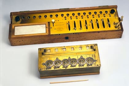 Blaise Pascal (1623-1662), fue el matemático y físico más célebre de Francia. Esta calculadora es una réplica exacta de una máquina calculadora original conservada en el Conservatorio de Artes y Oficios de París
