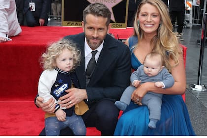 La pareja feliz con sus hijos James e Inez