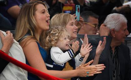 Blake Lively, esposa orgullosa, junto a una de sus hijas