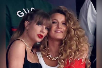 Blake Lively junto a su amiga Taylor Swift en el Super Bowl