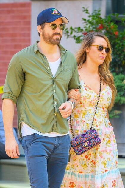 Blake Lively y Ryan Reynolds fueron vistos tomados de la mano durante un paseo matutino por Nueva York. La estrella de Gossip Girl estaba muy sonriente con un vestido de estampado floral veraniego combinado con zapatillas de deporte y un bolso cruzado