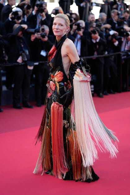 Blanchett vistió un modelo exclusivo de Givenchy con espalda descubierta e inspiración española