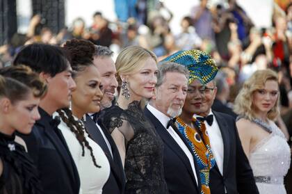 Blanchett y los ocho artistas que componen el jurado de Cannes, antes de la proyección de Todos lo saben
