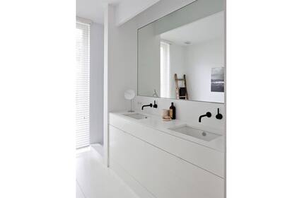 Blanco puro en un mueble súper moderno, construido sobre un nicho que lo hace pasar desapercibido