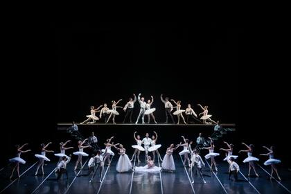 Blanco sobre negro se corta en "Suite en blanc", un título de gran dificultad técnica, al que volvió nuevamente este año el Ballet Estable
