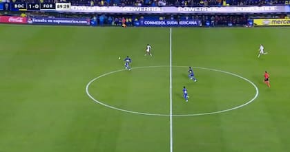 Blanco va a cruzar a Marinho, mientras Equi Fernández y Milton Delgado, que se habían quedado relevando a Lema y a Di Lollo, cierran por el medio. Hay una clara superioridad numérica de Boca