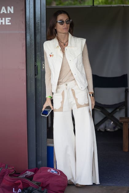 Blanco y crudo para Angie Pedreira, que acompañó a su marido, Nicolás Pieres, desde el palenque de La Zeta-Kazak