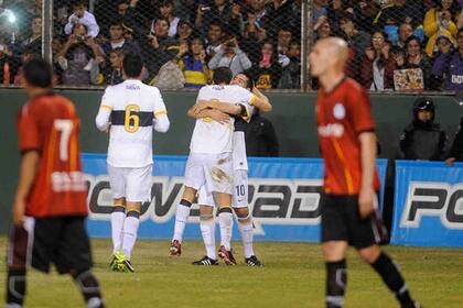 Blandi y Riquelme festejan el único gol del partido