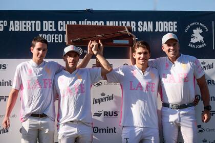 Blas Bensadón, Roberto Bilbao, Camilo Castagnola y Louis Devaleix, la formación de La Fe, sostienen el trofeo Duque de Edimburgo y conforman el primer campeón de la temporada de primavera de la Asociación Argentina de Polo.