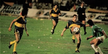 Blas Giunta intenta llegar a la pelota antes que un oponente; cerca de él, Alfredo Graciani, y más atrás, Latorre.