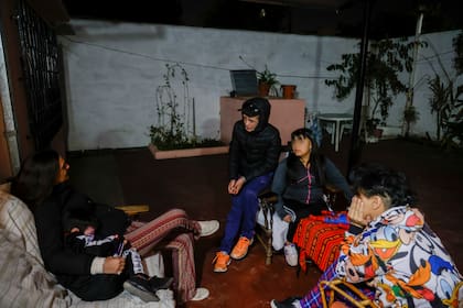 Blas (primero a la derecha) conversa con Gabi, directora de No Seas Pavote, y otros chicos que viven en el hogar