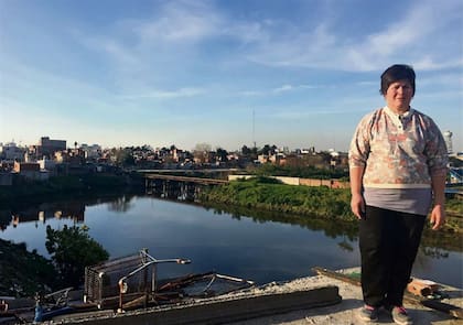 Blasia Guachiré, en el techo de su casa de la villa 21-24, de Barracas