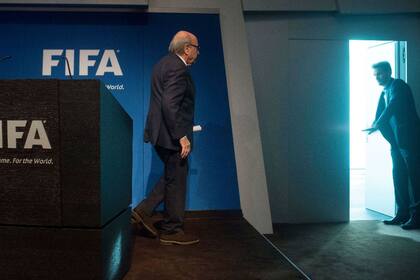 Blatter se va de la conferencia en la que anunció su salida
