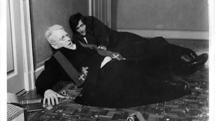 Blatty además exploró la relación entre los sacerdotes Bishop y Bowdern a través de los personajes interpretados por Max von Sydow y Jason Miller