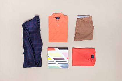 Blazer a cuadros, chemise de pique, pantalón de gabardina (Giesso, $21.896, $1686 y $4986, Andrea Fried acrílico sobre tela en Diderot Art, $11.000 y suéter escote en V (Giesso, $4486).