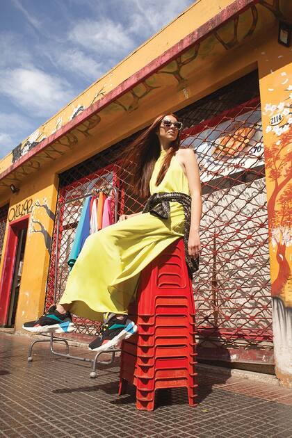 Blazer con apliques (Rapsodia), vestido largo con cuello halter (Uma), zapatillas (Reebok), anteojos de sol (Mishka)