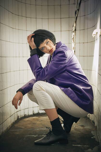 Blazer de cuero de oveja con dos botones y pantalón de crepe (Las Pepas), camisa slim (La Dolfina) y acordonados masculinos con el taco cuadrado (Mishka)