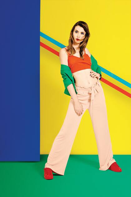 Blazer de lino ($ 3480, Markova), top sastrero ($ 1400, Sofía Sarkany), pantalón con pinzas y cinturón ($ 1450, Clara), zapatillas de cuero ($ 1990, Sarkany)