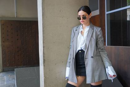 Blazer: Forever 21 Camisa y pollera: Koxis Botas: Zara