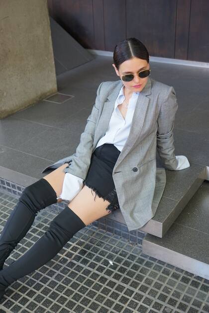 Blazer: Forever 21 Camisa y pollera: Koxis Botas: Zara