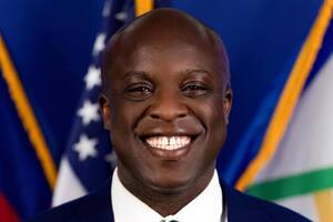 Es alcalde de Colorado Springs y su historia es la del verdadero “sueño americano”