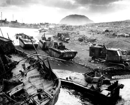 Blindados norteamericanos avanzan sobre la isla japonesa de Iwo-Jima, en 1945
