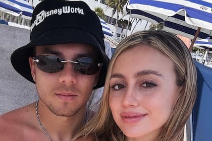 Blondel junto a su pareja, Morena Beltrán, famosa periodista deportiva: muchos vinculan esa relación a las filtraciones y, en efecto, a que el lateral no fuera considerado en Boca.