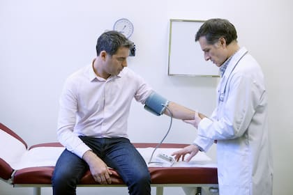 La hipertensión arterial, el colesterol elevado, la diabetes, las arritmias cardíacas, el tabaquismo y el sedentarismo son considerados los principales factores de riesgo