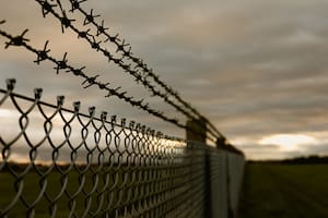 Bloquean acceso en un centro de detención de inmigrantes por un brote contagioso