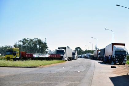 Bloqueo de camioneros en el cruce internacional de Paso de los Libres