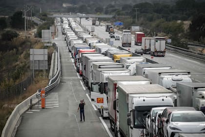 Bloqueo de la autopista A9 que une a España y Francia, en Boulou, al sur de Perpignan. (Ed JONES / AFP)