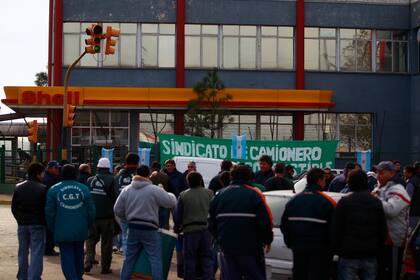 Un bloqueo de los camioneros a las petroleras Shell y Petrobras en Dock Sud