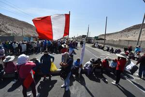 Máxima tensión en Perú: miles de manifestantes viajan a la capital y elevan la presión sobre Boluarte