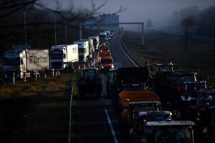Bloqueo de una autopista en Mios, cerca de d'Arcachon. (Christophe ARCHAMBAULT / AFP)