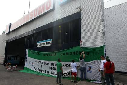 Bloqueo del sindicato de Camioneros en los locales de Maxiconsumo; exigen que los choferes pasen al sindicato que lideran Hugo y Pablo Moyano