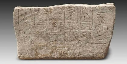 Bloques de basalto que representan partes del borde occidental y septentrional del templo del rey Nectanebo I (380-363 a.C.)